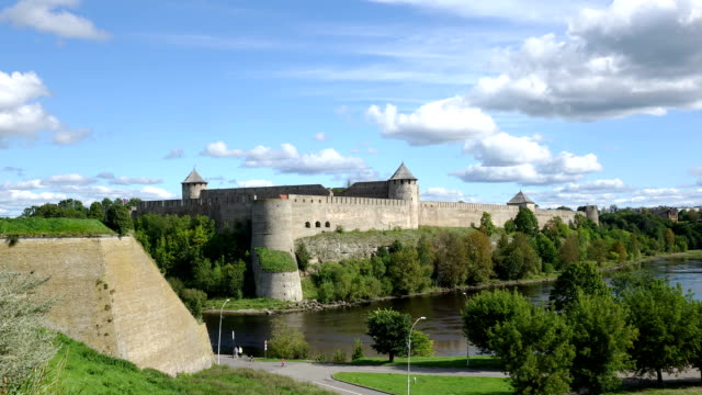 Lapso-de-tiempo,-fortaleza-fortaleza-de-Ivangorod,-en-la-frontera-entre-Estonia-y-Rusia