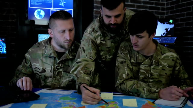 soldados-en-uniforme,-centro-de-la-guerra,-trabajando-en-ordenador-portátil,-portátil-y-tableta-digital
