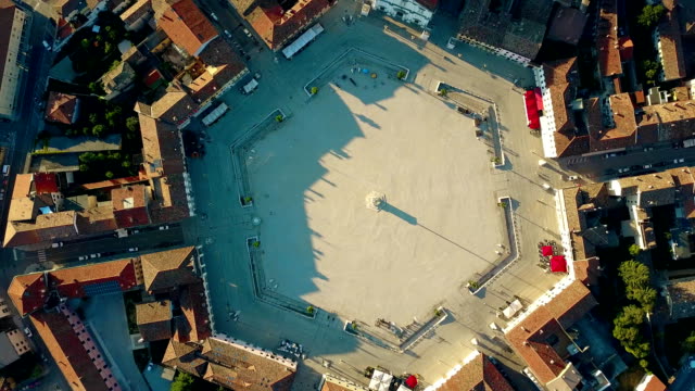 Aerial-top-down-view-time-lapse-of-the-very-center-of-Palmanova-town,-Italy