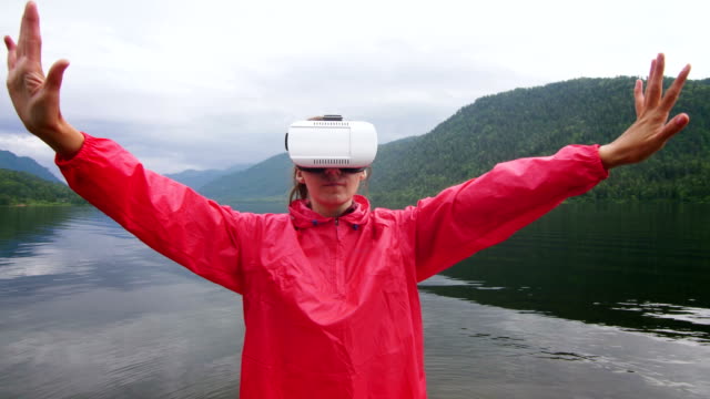 Das-Mädchen-im-roten-Mantel-steht-auf-dem-Pier-In-virtual-Reality-Brille