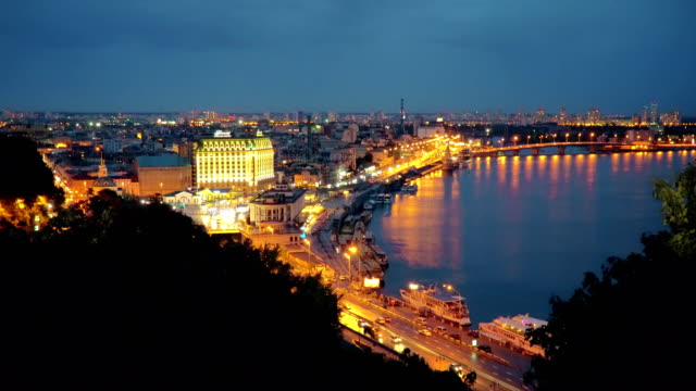 La-noche-Kiev.-Parte-central-de-la-ciudad-de-Kiev-y-el-río-de-Dnieper
