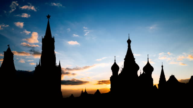 Timelapse-de-la-hermosa-puesta-de-sol-en-el-centro-histórico-de-Moscú-cuadrado-rojo-y-silueta-de-la-torre-de-Kremlin