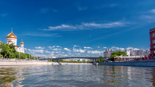 Boats-floats-on-the-Moskva-River-past-the-Moscow-Kremlin-and-other-famous-places-timelapse-hyperlapse,-Russia