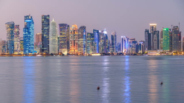Día-del-horizonte-del-centro-de-Doha-para-noche-timelapse,-Qatar,-Medio-Oriente