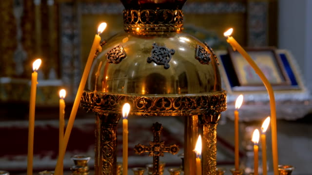 Velas-encendidas-en-la-iglesia-ortodoxa-rusa
