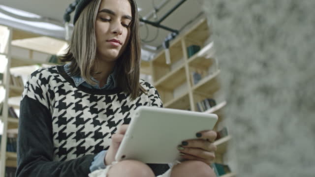 Hipster-Girl-sentada-en-oficina-con-Tablet