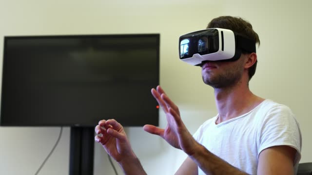 junger-Mann-mit-3D-Virtual-Reality-Kopfhörer-Vr-Brille-in-Office.