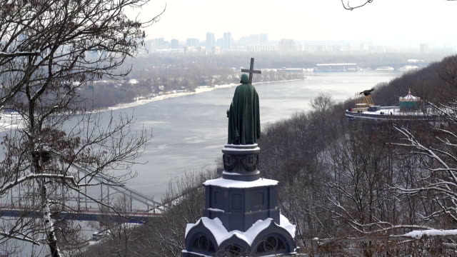Monument-to-St.-Vladimir-the-Baptist-in-Kiev