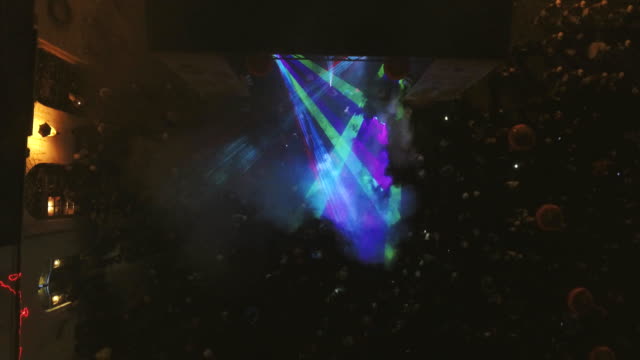 Viele-Menschen-tanzen-auf-Laser-show