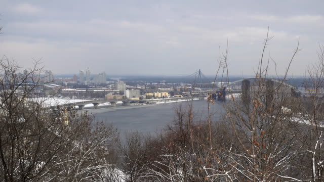 Vista-del-río-Dniéper-y-Podol-distrito-de-Kiev.