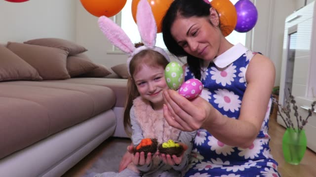 Madre-e-hija-con-huevos-de-Pascua-decorativos