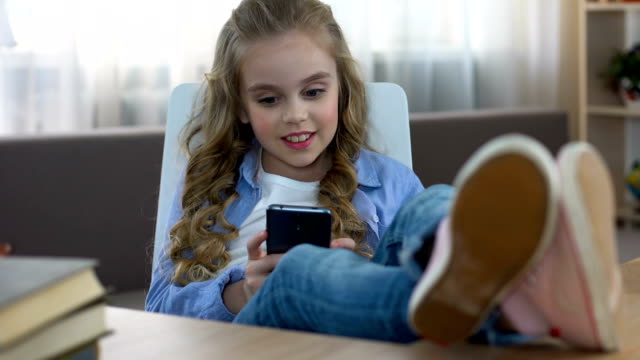 Mädchen-SMS-Nachricht-auf-Smartphone-sitzen-auf-Stuhl,-soziale-Netzwerke,-sucht