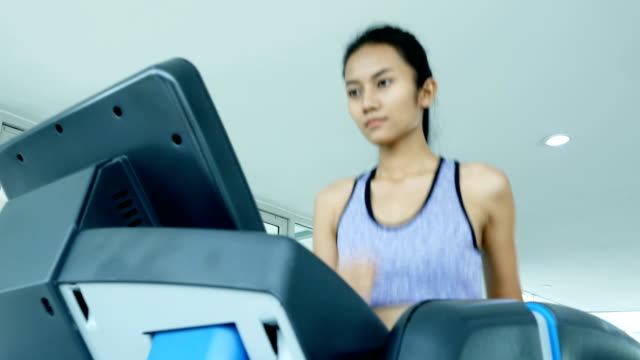 Asiatische-Frau-Übung-im-Fitnessstudio.-Sport-und-Reaktion-Konzept.-4k-Auflösung.