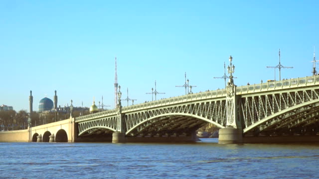 Troitsky-bridge-puente-levadizo-a-través-del-río-Neva-en-San-Petersburgo.