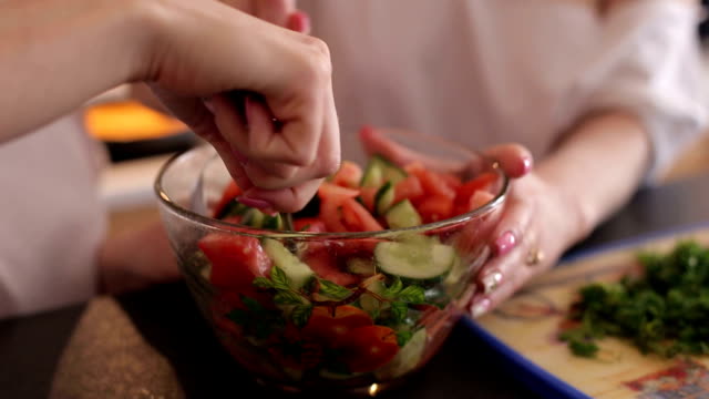 Zwei-Mädchen-bereiten-einem-Gemüsesalat-in-der-Küche