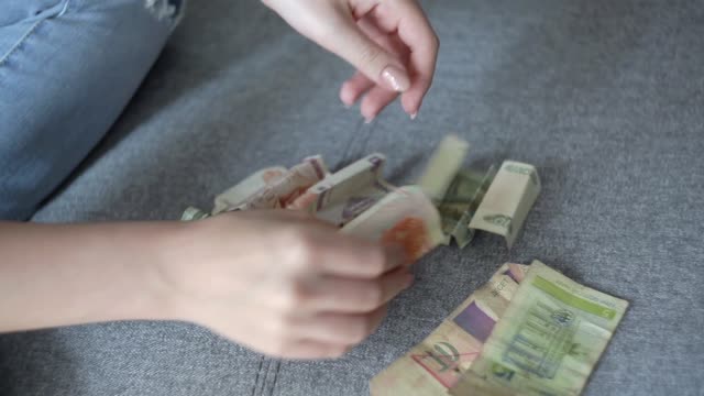 Anonyme-Frau-alte-Papier-Geld-zählen