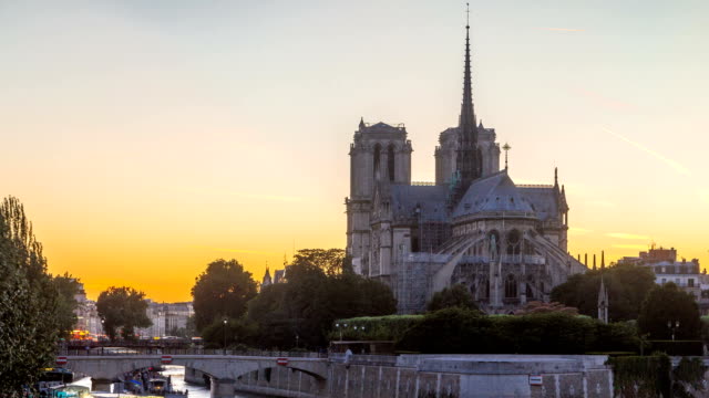 Rear-view-of-Notre-Dame-De-Paris-cathedral-day-to-night-timelapse-after-sunset