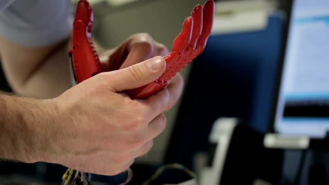 Nahaufnahme-eines-männlichen-Ingenieur-an-bionische-Hand-arbeiten