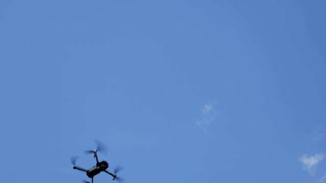 Drohne-fliegt-in-die-Luft