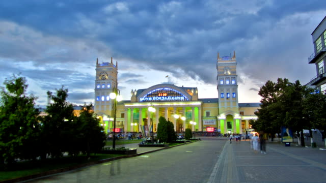 Südbahnhof,-der-offizielle-Name-der-Kharkov-Passagier-Railway-Station-Tag-zu-Nacht-Timelapse-hyperlapse