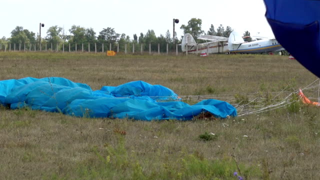 Blauen-Fallschirm-auf-dem-Feld-liegen