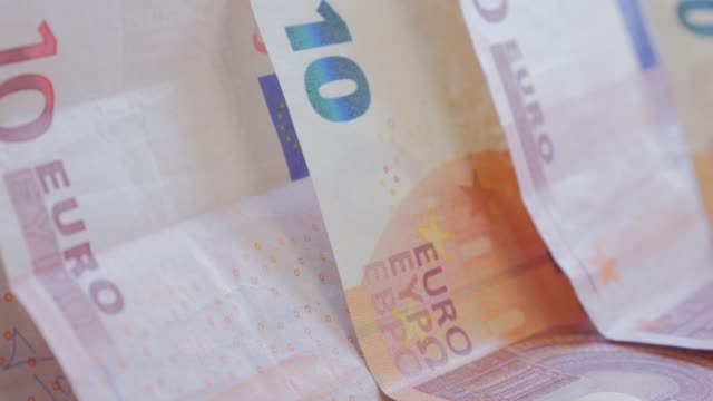 Zehn-Euro-Papiergeld-Banknoten-in-der-Folge-langsam-Pfanne