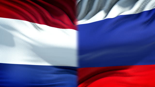 Niederlande-und-Russland-Fahnen-Hintergrund,-diplomatische-und-wirtschaftliche-Beziehungen