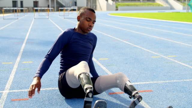 Behinderte-Menschen,-die-athletische-Training-auf-einem-Laufband-4k
