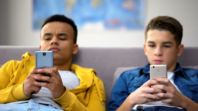 Multirassische-Jungs-surfen-in-sozialen-Medien-und-ersetzen-Live-Kommunikation-durch-Gadgets