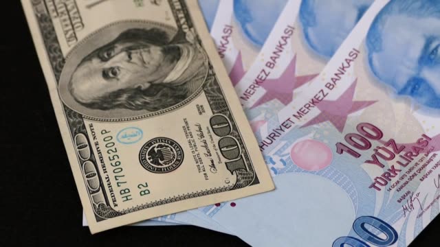 100-Türkische-Lira-und-100-USD-Banknote,-schwarzer-Hintergrund,-Seite-an-Seite,