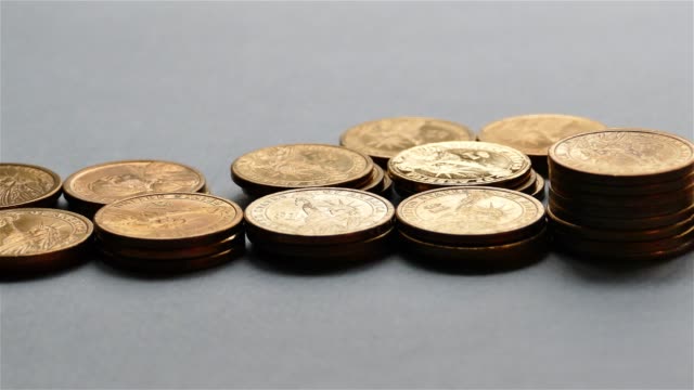 Amerikanische-Ein-Dollar-Münzen-auf-dem-Tisch