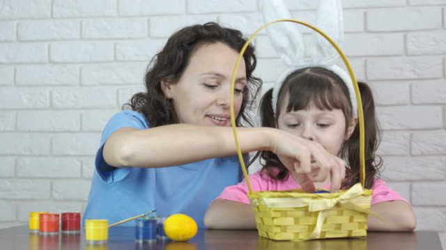 Familia-en-Pascua-con-una-cesta-de-huevos