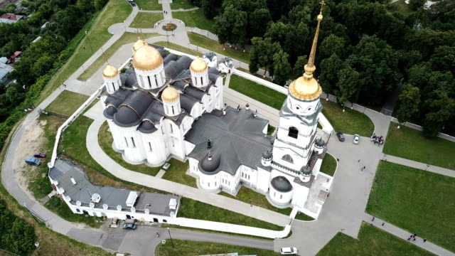Vista-de-la-Catedral-de-la-Dormición-en-el-fondo-con-el-paisaje-urbano-de-Vladimir
