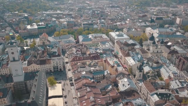 Aerial-City-Lwiw,-Ukraine.-European-City.-Beliebte-Stadtteile.-das-Rathaus