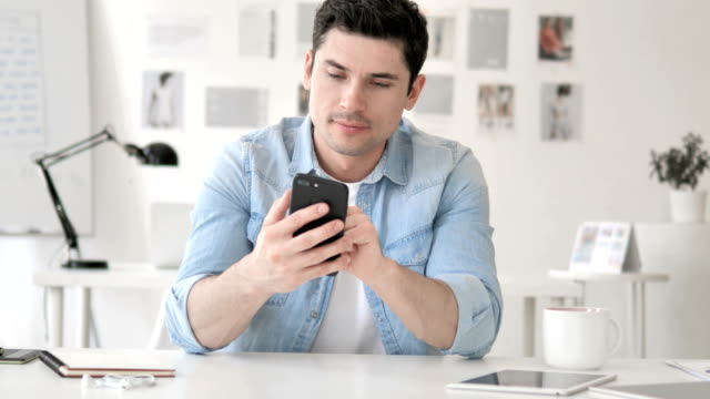 Hombre-joven-casual-usando-smartphone,-escribiendo-mensaje