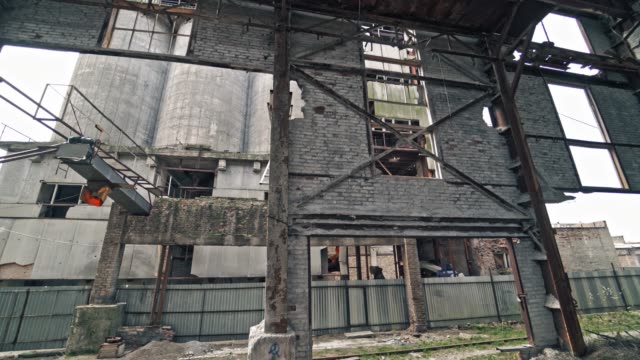 Im-Inneren-ruinierte-Fabrik.