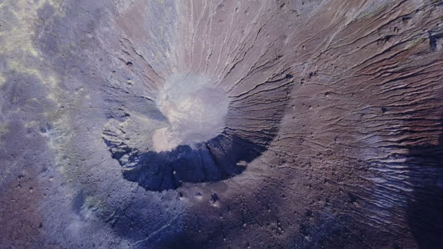 Vista-aérea-con-un-dron-de-un-cráter-de-la-luna,-o-un-planeta-en-el-sistema-solar.