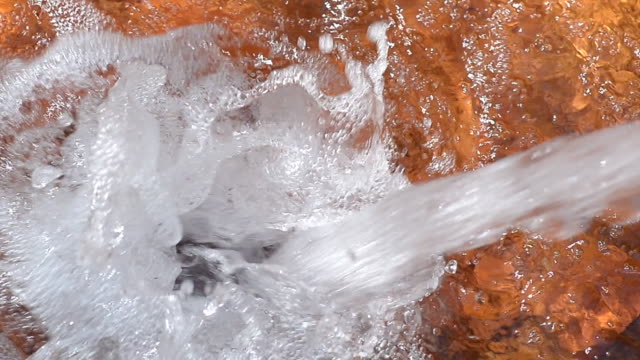 Mineralquelle-mit-Heilwasser-Narzan.-Narzanov-Tal-in-Cheget,-Elbrus,-Kaukasus