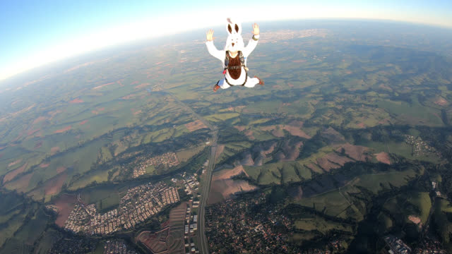 Divertido-conejito-de-Pascua-saltando-desde-el-paracaídas-en-cámara-lenta-4K.