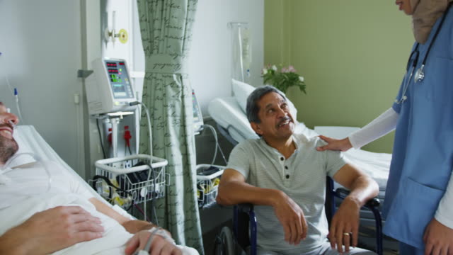 Zwei-männliche-Patienten-sprechen-in-einer-Krankenhausstation-4k