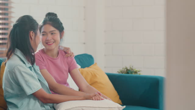 Junge-asiatische-Lesbische-Paar-Umarmung-und-küssen-liegen-sofa-im-Wohnzimmer-zu-Hause.