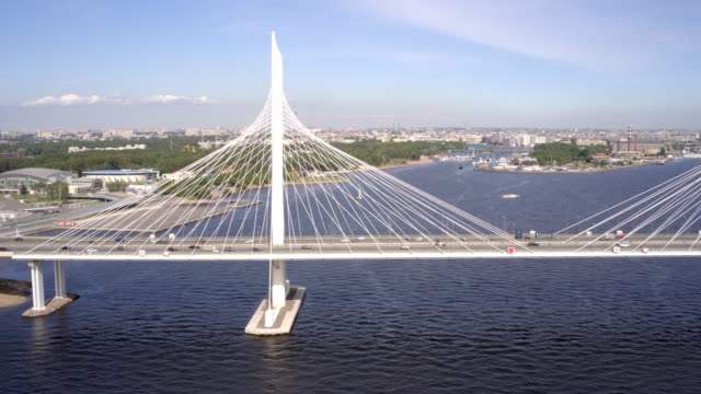 TimeLapse-der-Kabelbrücke-über-das-Petrovsky-Fairway-des-westlichen-Hochgeschwindigkeitsdurchmessers.-St.-Petersburg.-Russland.