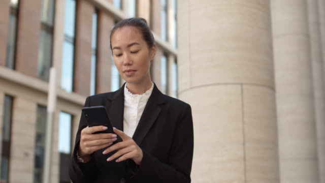 Asiatische-Geschäftsfrau-mit-Smartphone