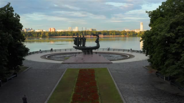 Monumento-a-los-fundadores-de-Kiev.-Kyi,-Schek,-Horev-y-su-hermana-Lybid.