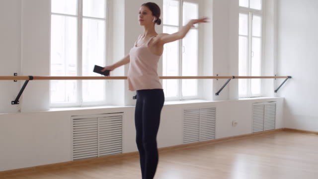 Joven-bailarina-haciendo-Fouette-en-Ballet-Studio