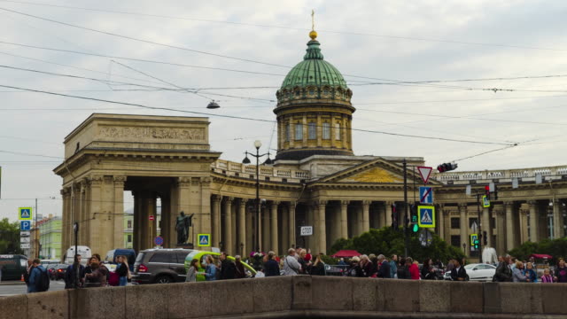 Lardemo-de-moción-del-prospecto-Nevsky-y-la-catedral-de-Kazán