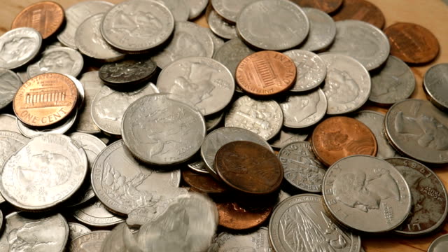 Amerikanisches-Geld.-Großer-Stapel-von-Münzen-von-amerikanischen-Cents-verschiedener-Stückelungen.