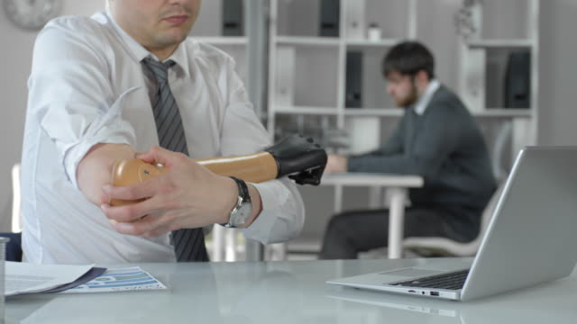 Geschäftsmann-arbeitet-auf-Laptop-und-aus-ziehen-Bionic-Hand