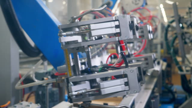 Moderne-Fabrikausrüstung.-Robotermechanismus-verlagert-Kartons-und-verpackt-sie