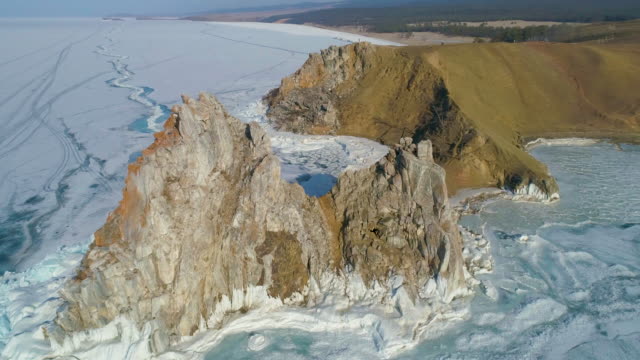 Winter-Szene-des-Baikalsees-Luft-Oben-ansicht-Berühmtes-Touristenziel-Kap-Burkhan